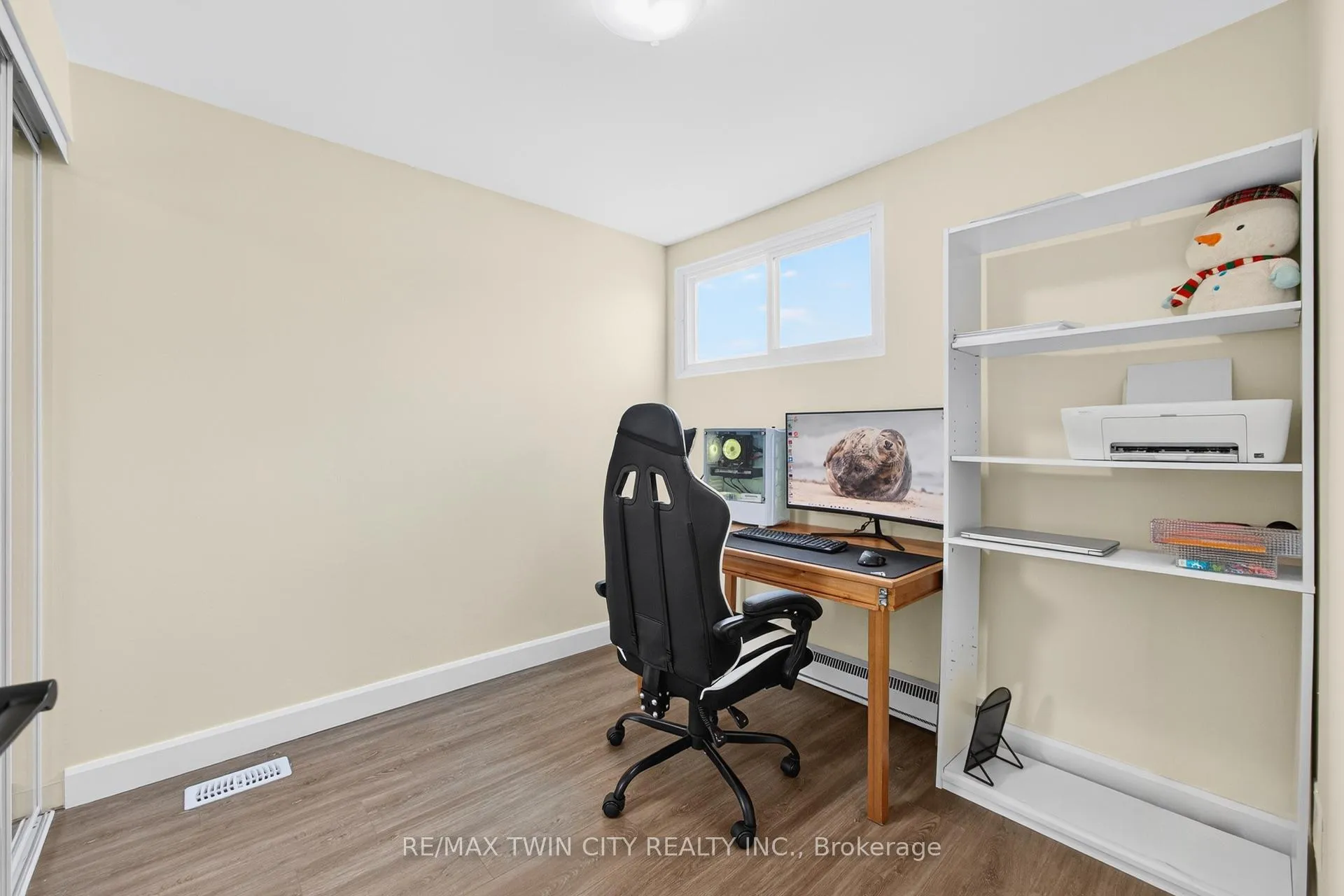 Photo 35 of 720 Parkview Crescent, Cambridge — HOMEH