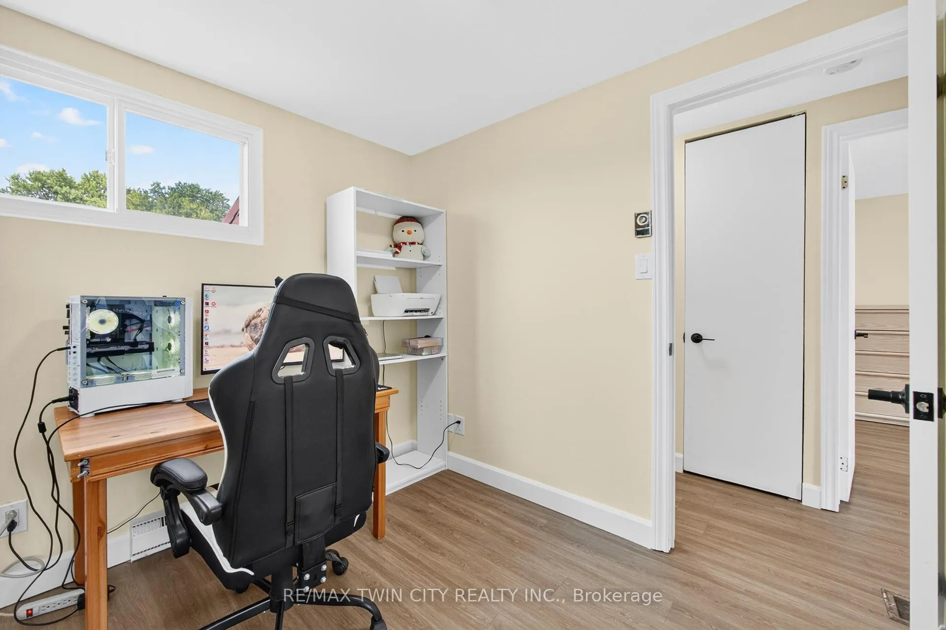 Photo 37 of 720 Parkview Crescent, Cambridge — HOMEH