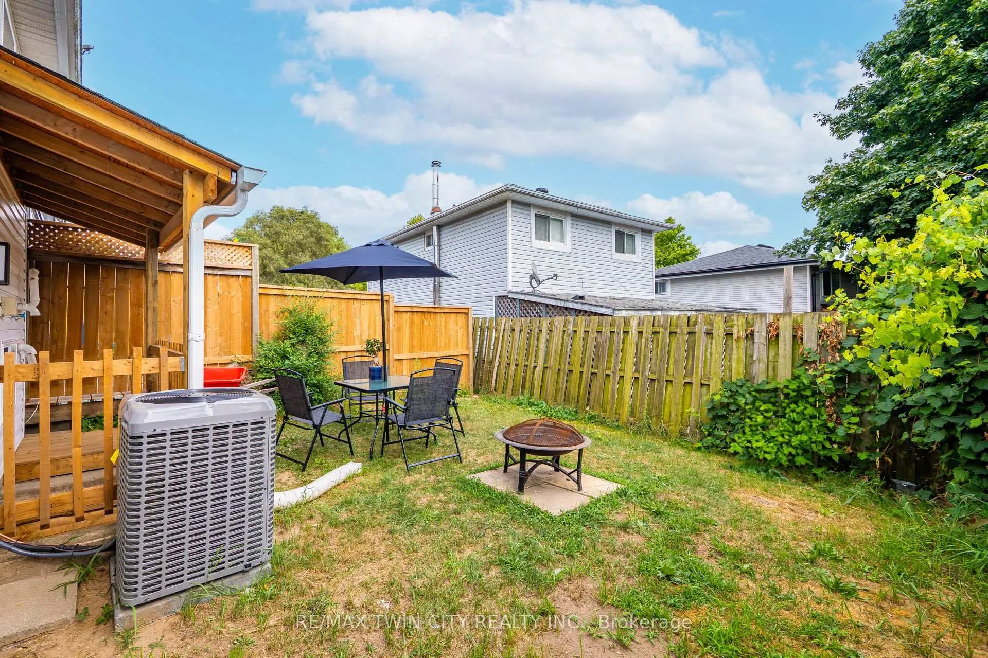 Photo 40 of 720 Parkview Crescent, Cambridge — HOMEH