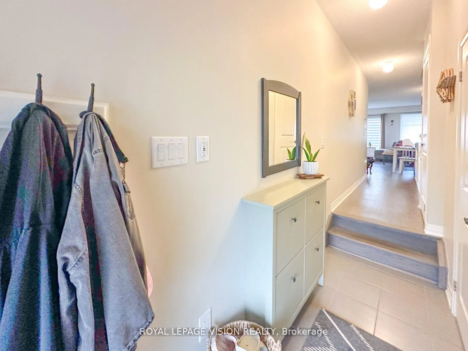 Photo 3 of 74 Caspian Square, Clarington, Bowmanville — HOMEH