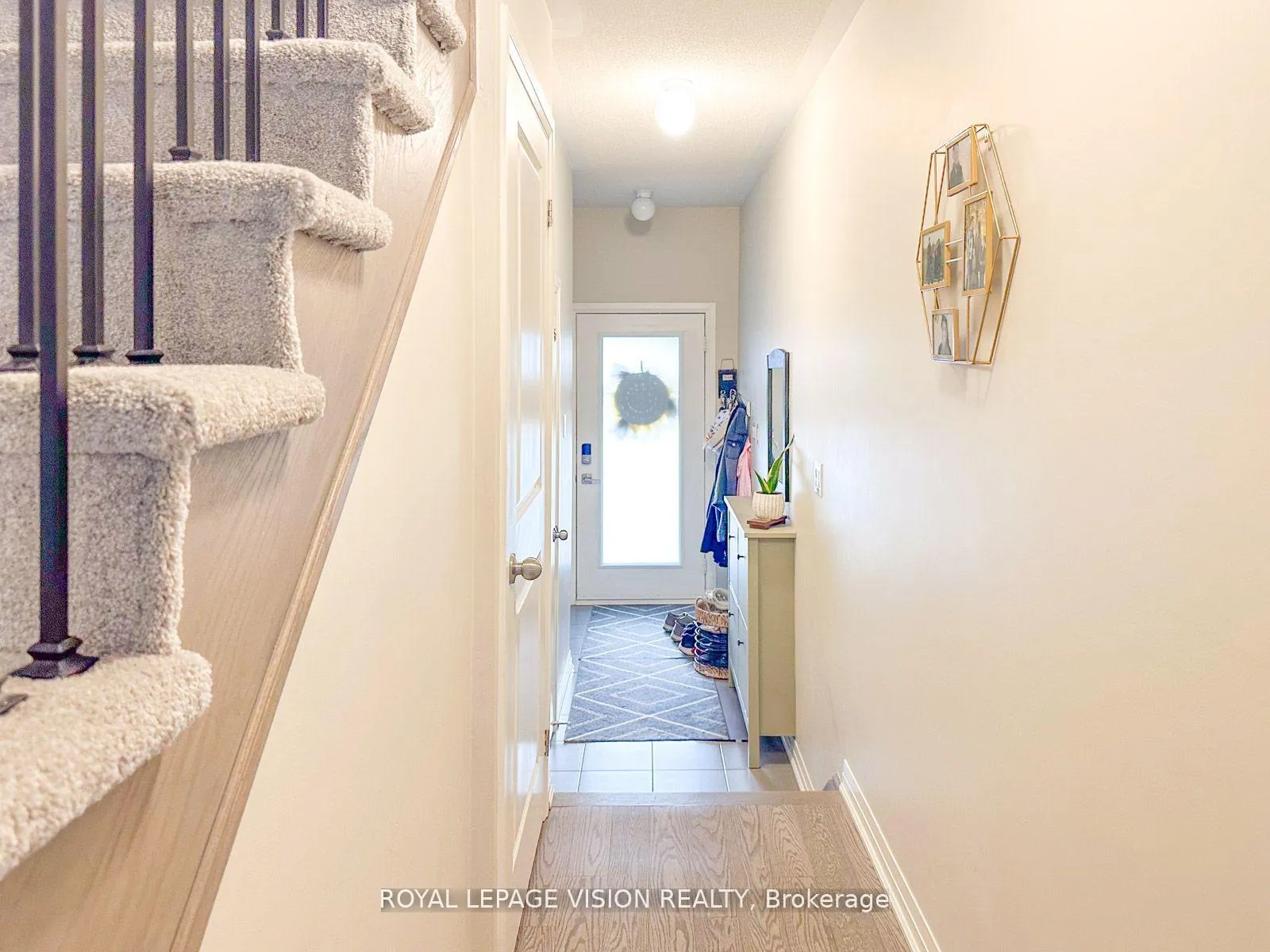 Photo 4 of 74 Caspian Square, Clarington, Bowmanville — HOMEH