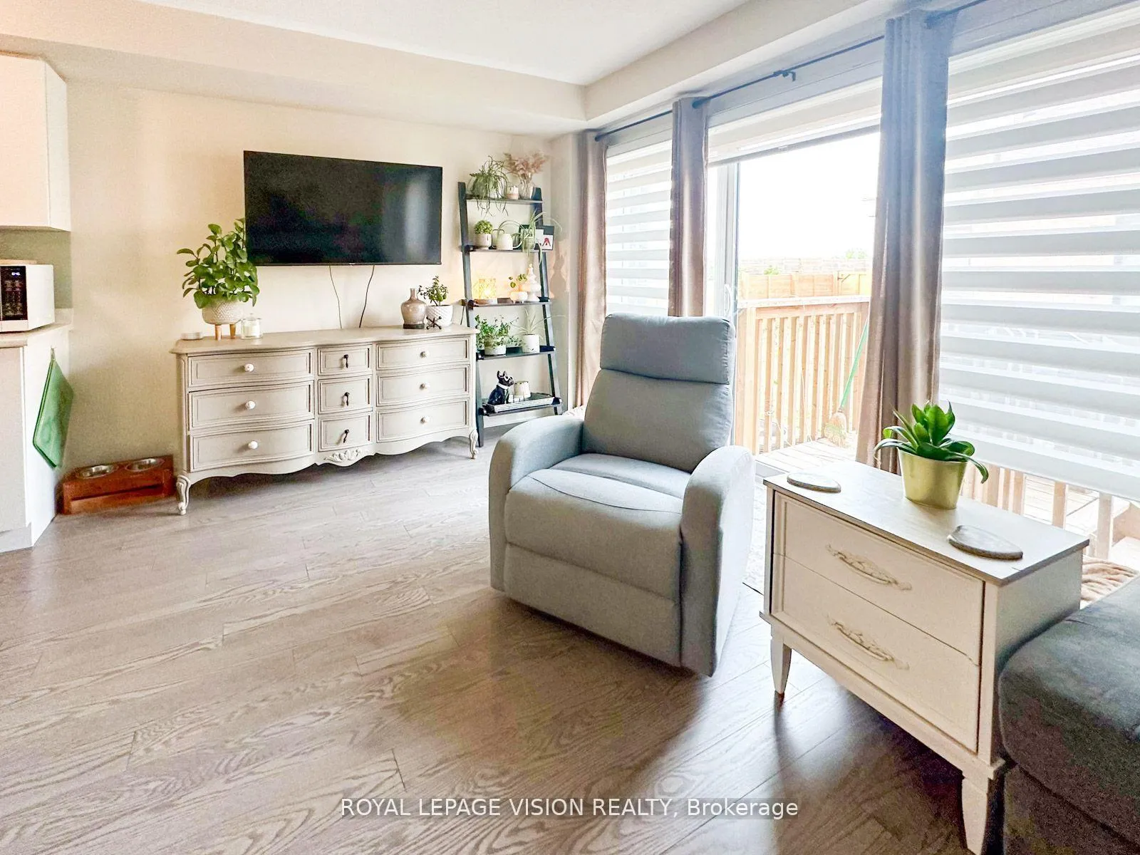 Photo 5 of 74 Caspian Square, Clarington, Bowmanville — HOMEH