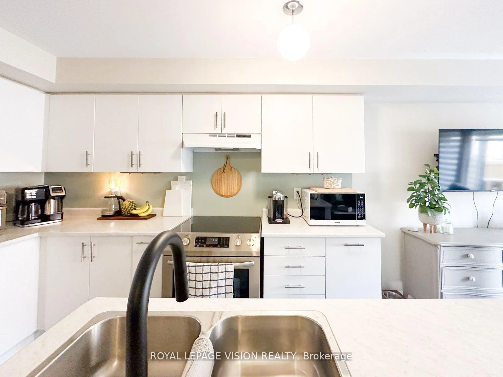 Photo 8 of 74 Caspian Square, Clarington, Bowmanville — HOMEH