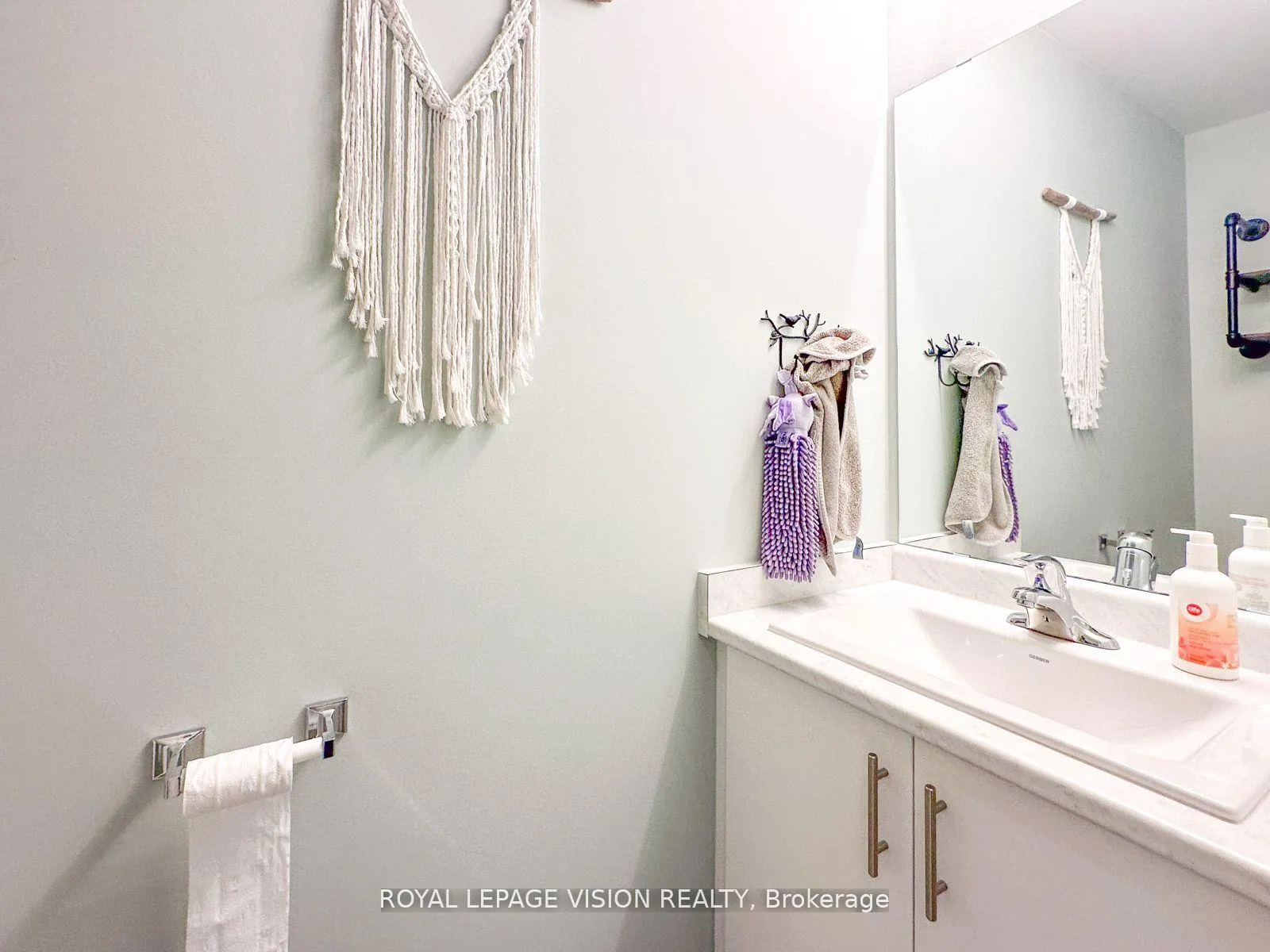 Photo 17 of 74 Caspian Square, Clarington, Bowmanville — HOMEH