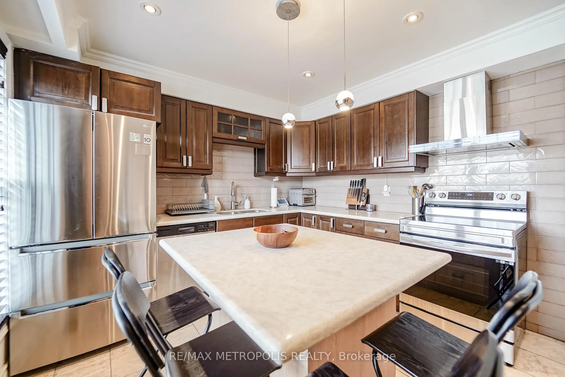Photo 4 of 1319 Luna Court, Pickering, Bay Ridges — HOMEH