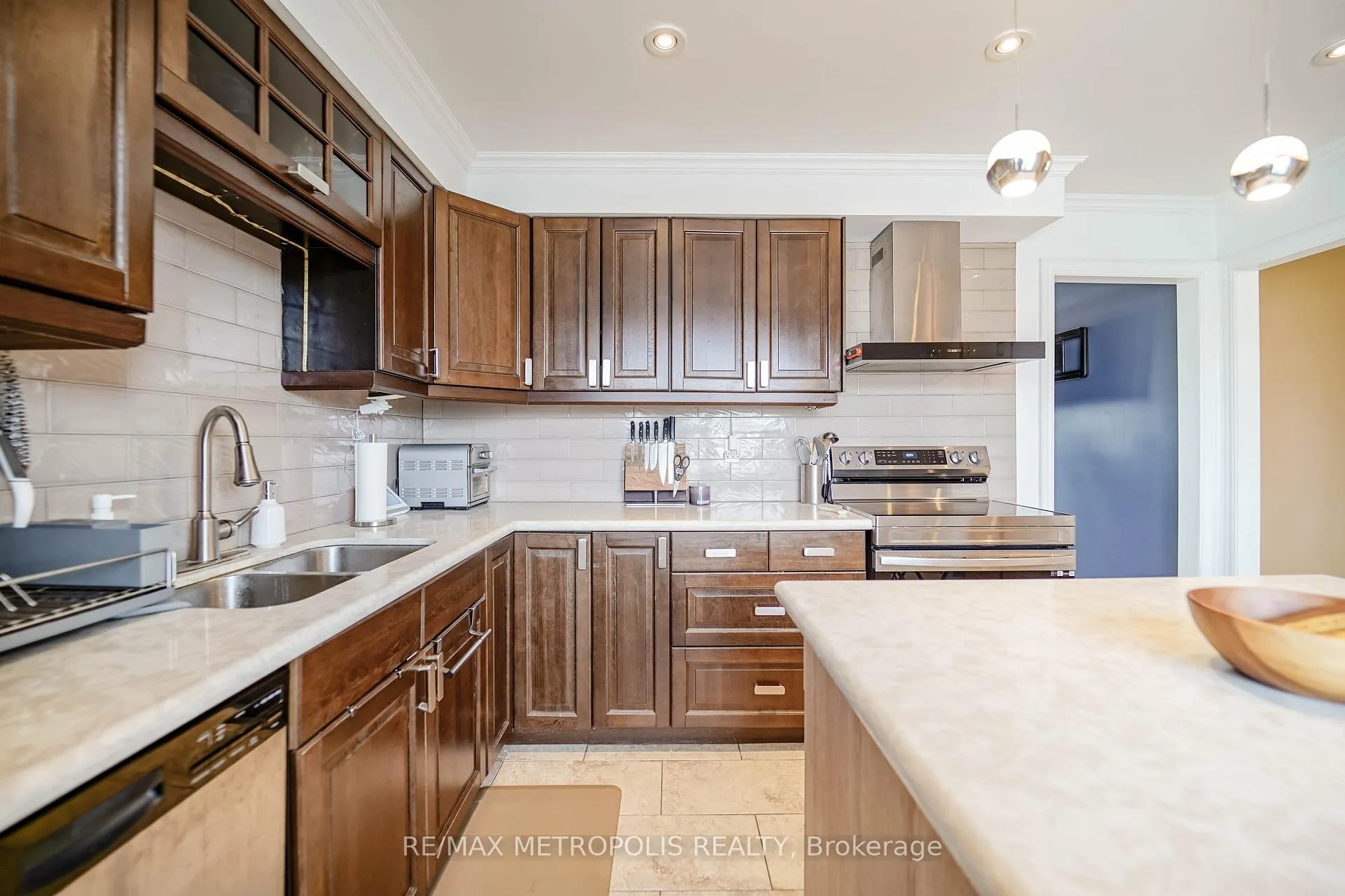 Photo 9 of 1319 Luna Court, Pickering, Bay Ridges — HOMEH