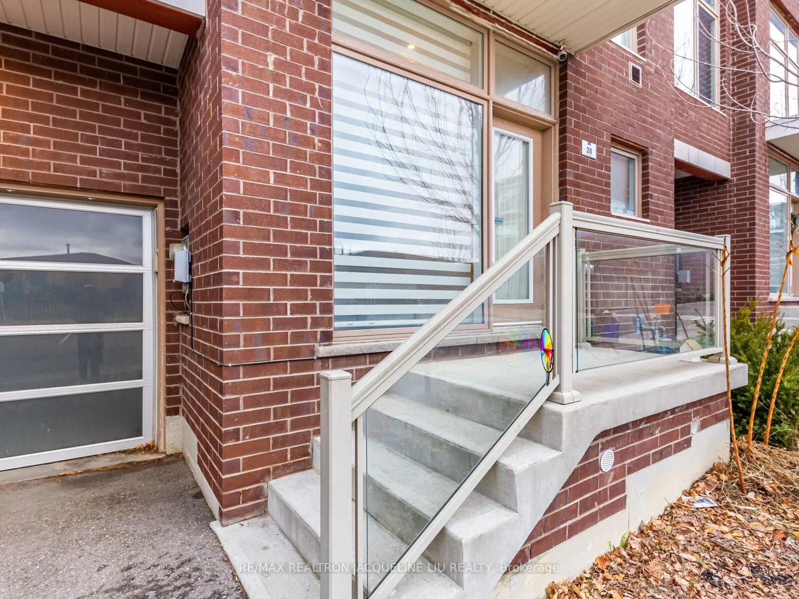 Photo 2 of 28 Juneau Street, Vaughan, East Woodbridge — HOMEH