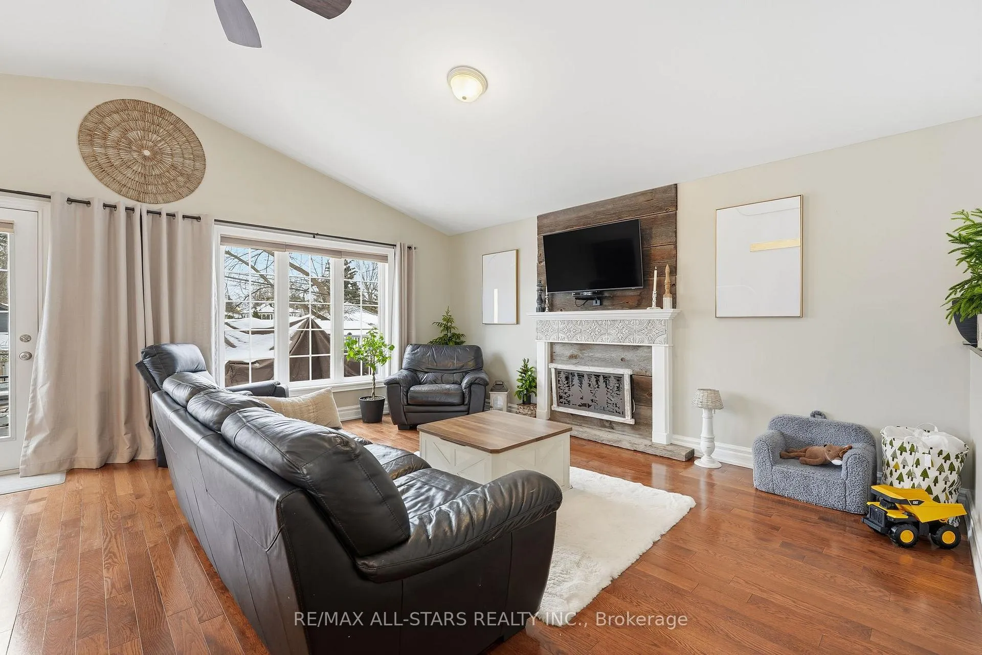 Photo 2 of 167 Silas Boulevard, Georgina, Keswick North — HOMEH