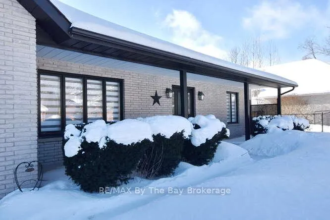 Photo 2 of 8 Azores Place, Wasaga Beach — HOMEH