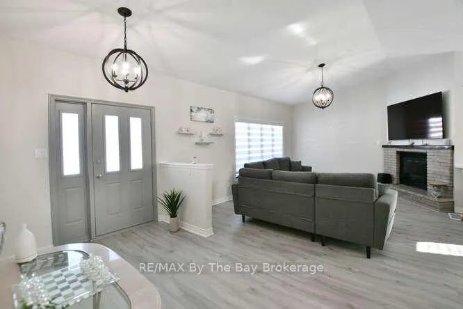 Photo 10 of 8 Azores Place, Wasaga Beach — HOMEH