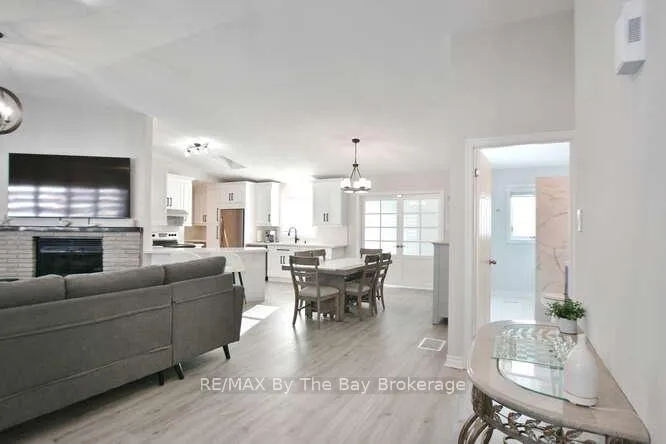 Photo 11 of 8 Azores Place, Wasaga Beach — HOMEH