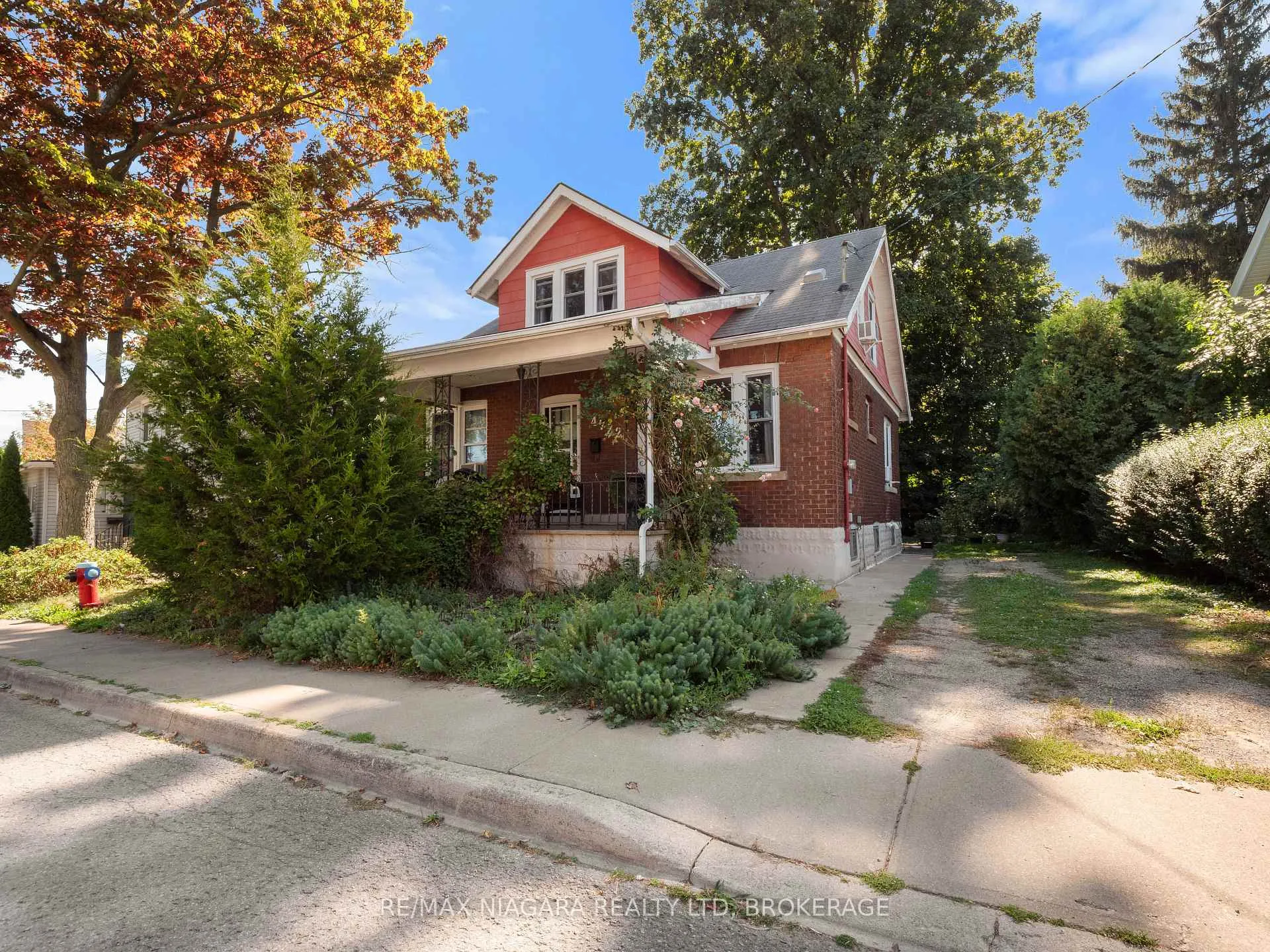 Photo 1 of 4722 Ryerson Crescent, Niagara Falls, Downtown — HOMEH