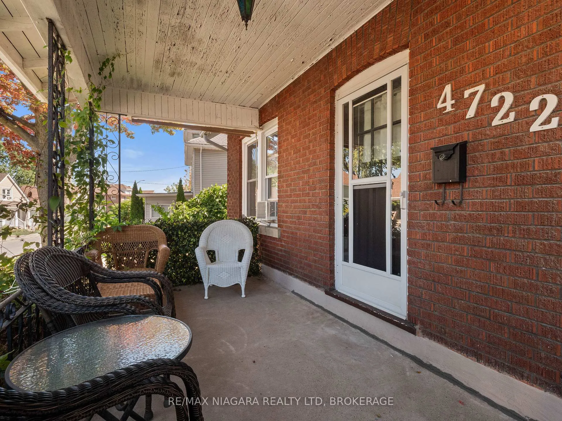 Photo 5 of 4722 Ryerson Crescent, Niagara Falls, Downtown — HOMEH