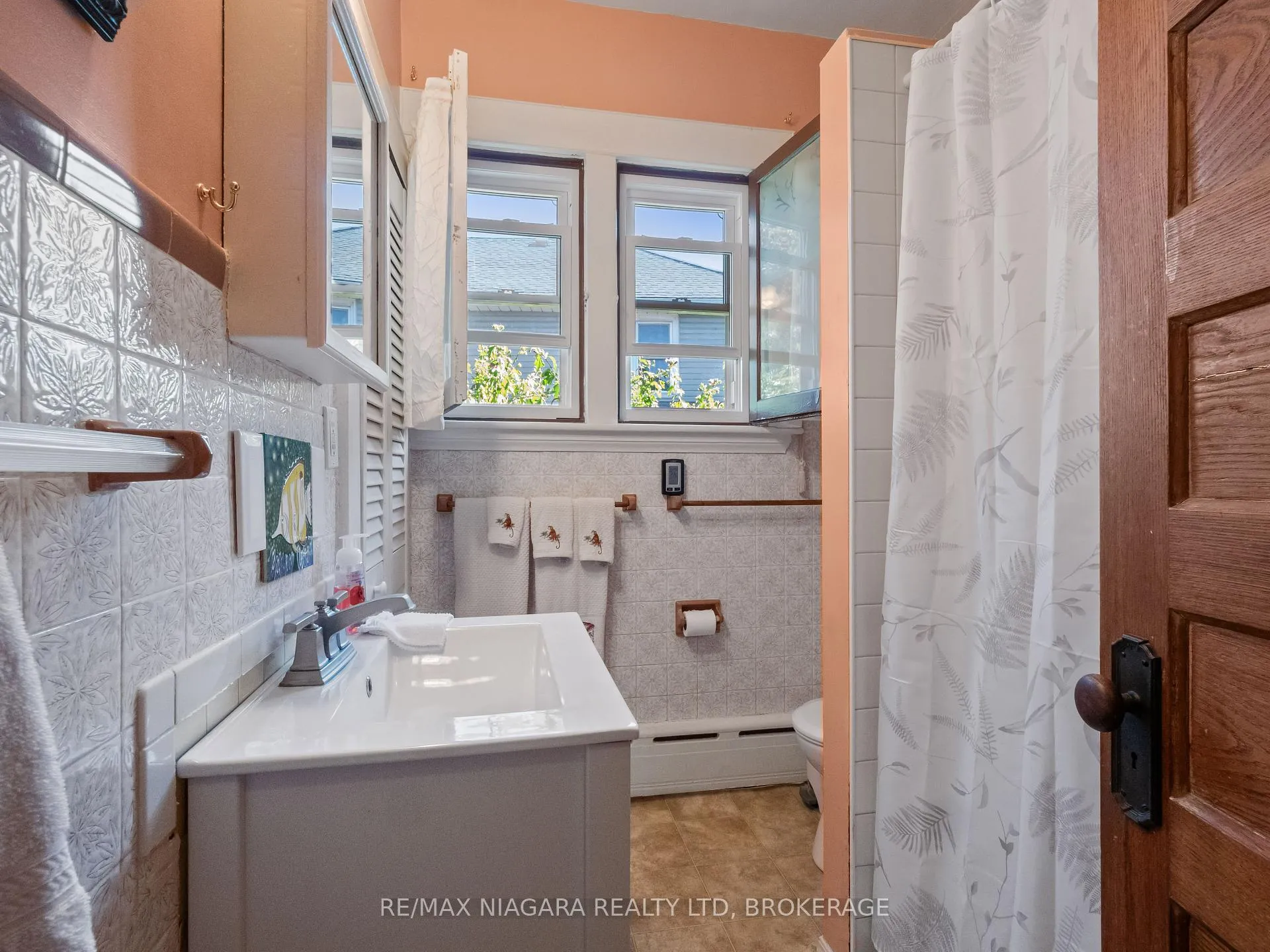Photo 17 of 4722 Ryerson Crescent, Niagara Falls, Downtown — HOMEH