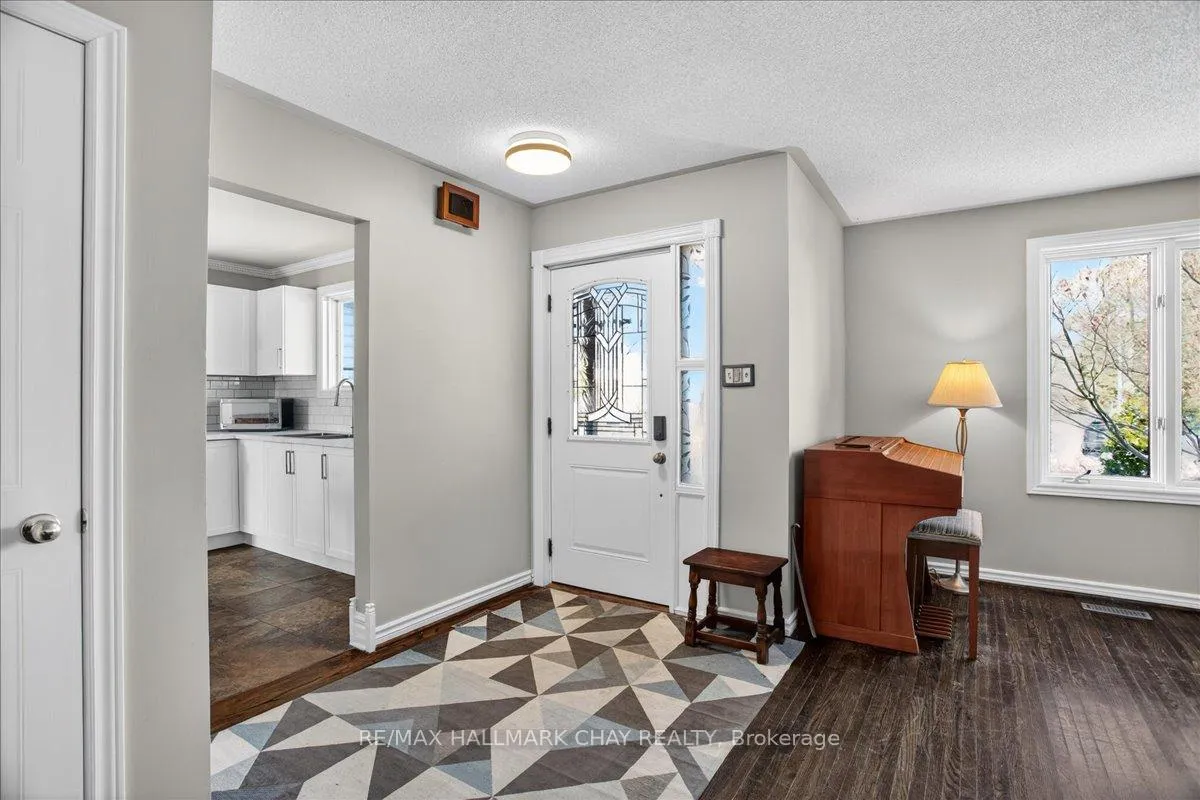 Photo 3 of 8 Chestnut Court, Barrie, Cundles East — HOMEH
