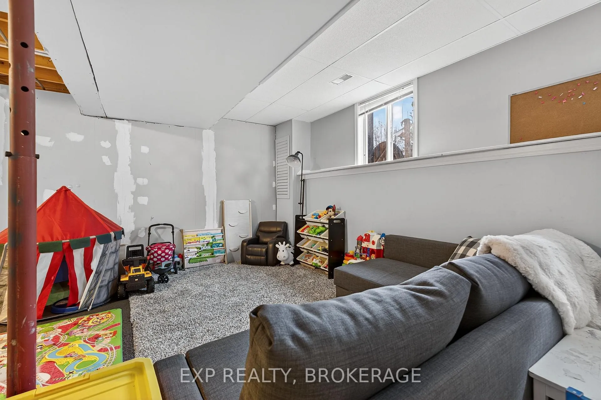 Photo 21 of 14 Clifford Street, Loyalist, Amherstview — HOMEH