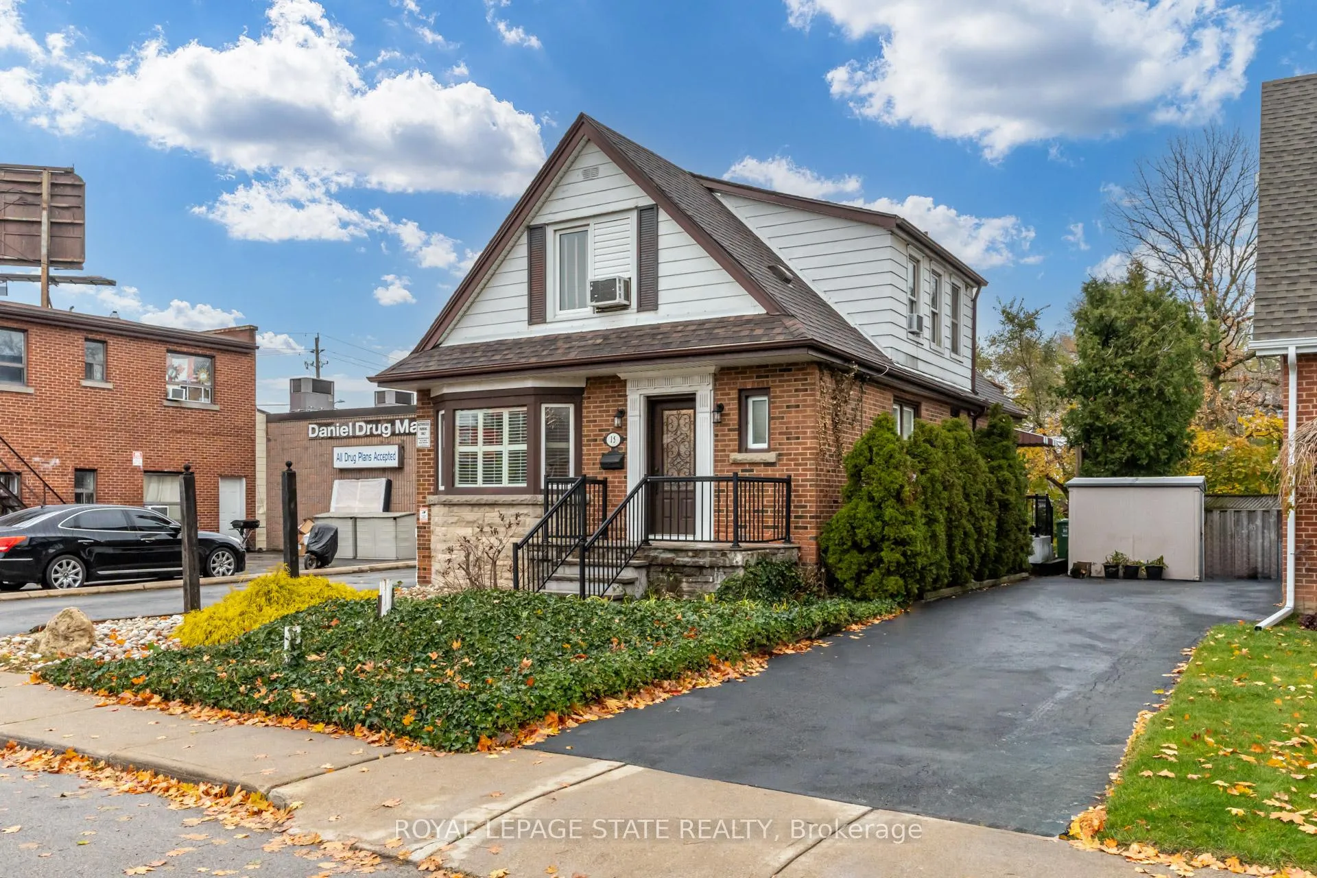 Photo 3 of 15 Empress Avenue, Hamilton, Centremount — HOMEH