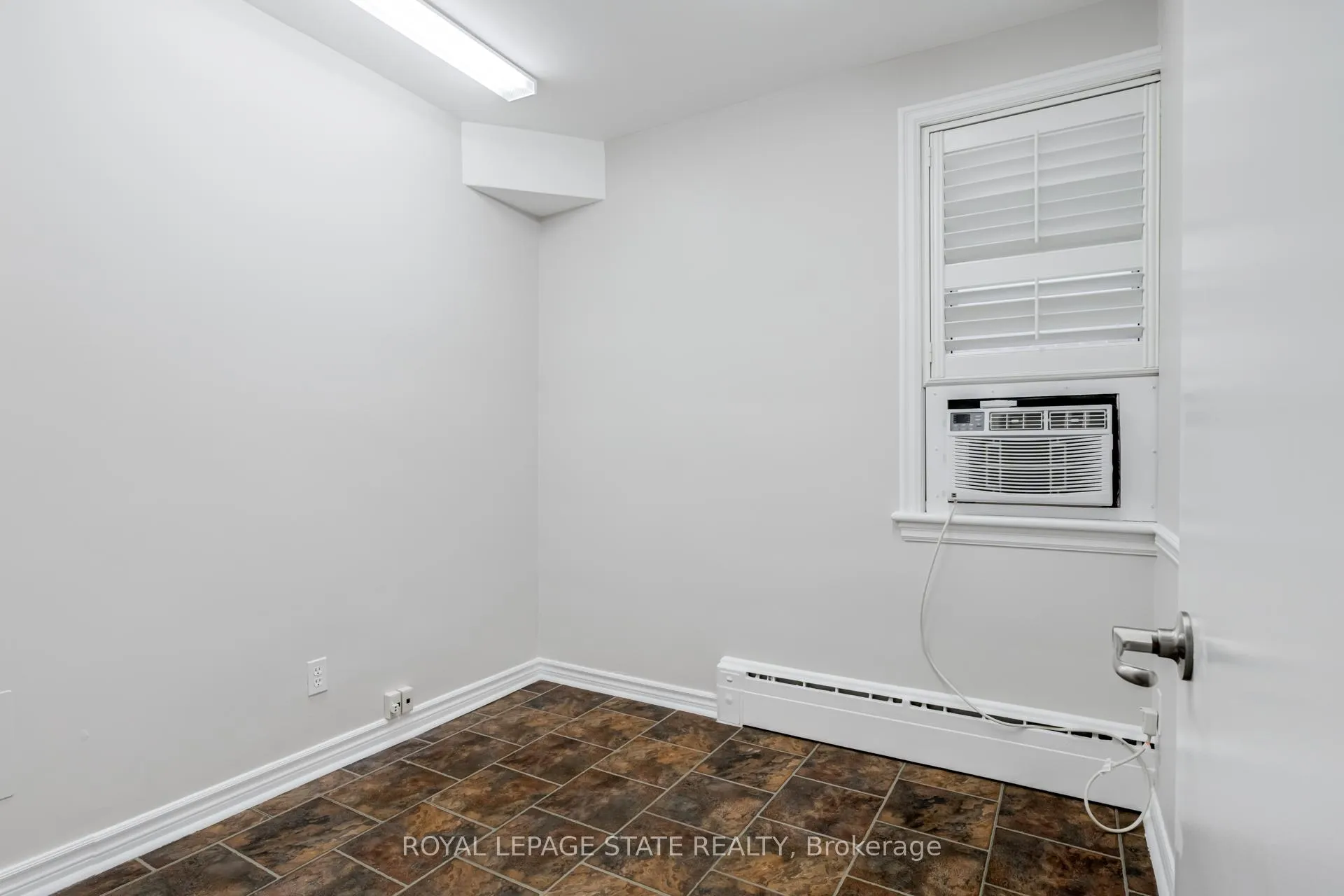 Photo 9 of 15 Empress Avenue, Hamilton, Centremount — HOMEH