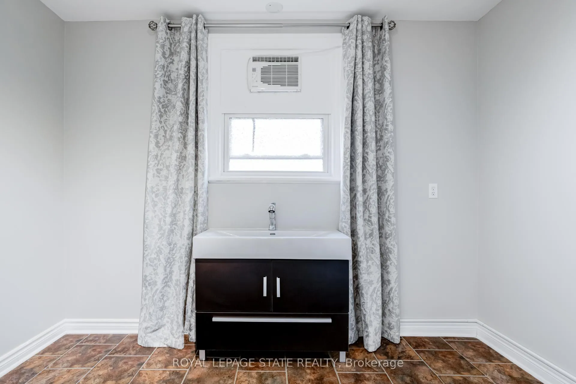Photo 11 of 15 Empress Avenue, Hamilton, Centremount — HOMEH
