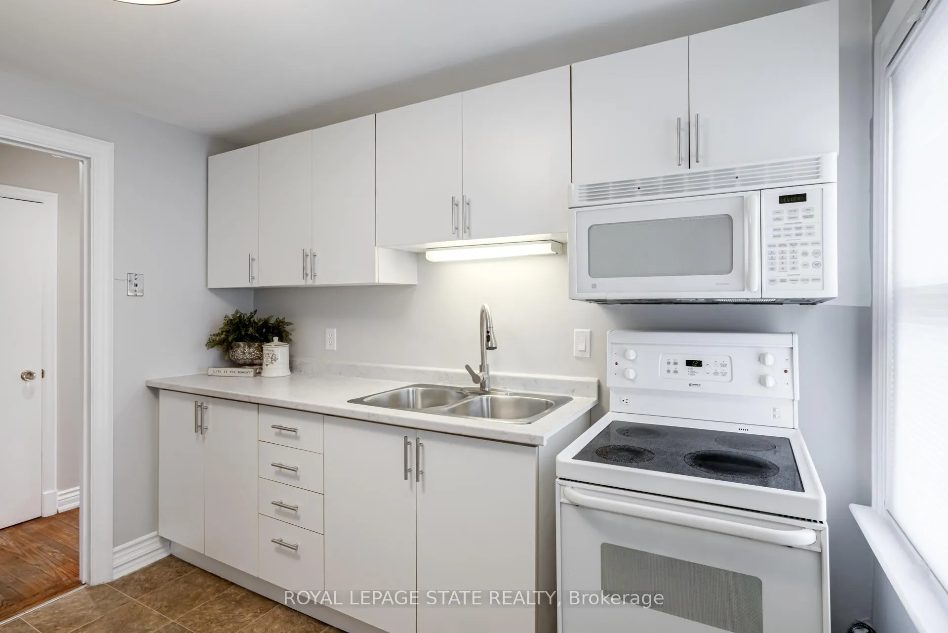 Photo 17 of 15 Empress Avenue, Hamilton, Centremount — HOMEH
