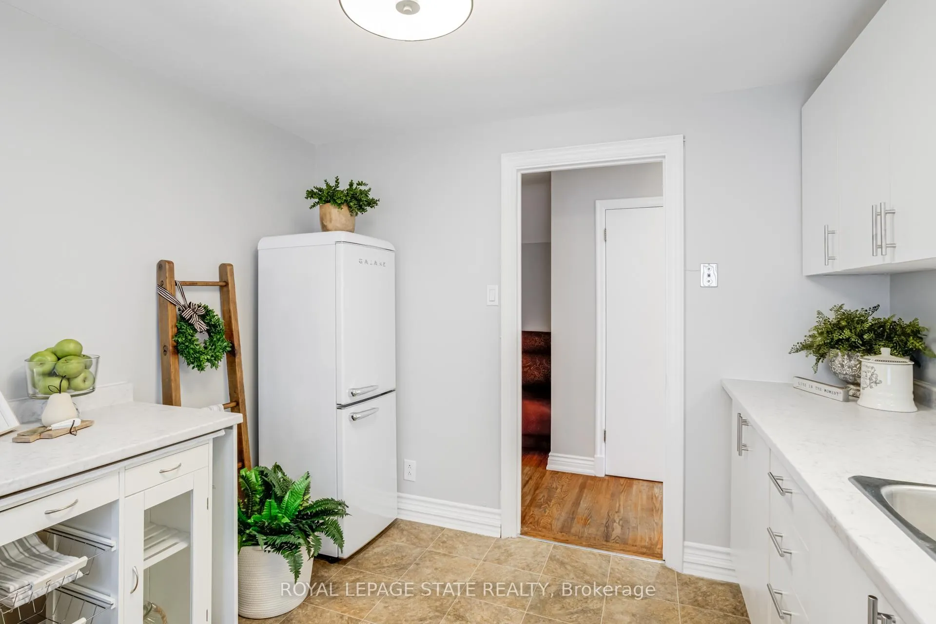 Photo 18 of 15 Empress Avenue, Hamilton, Centremount — HOMEH