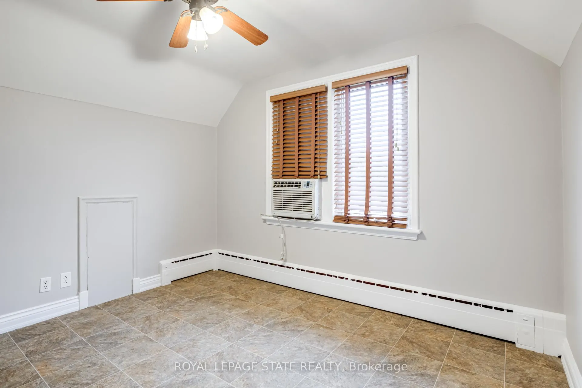 Photo 19 of 15 Empress Avenue, Hamilton, Centremount — HOMEH