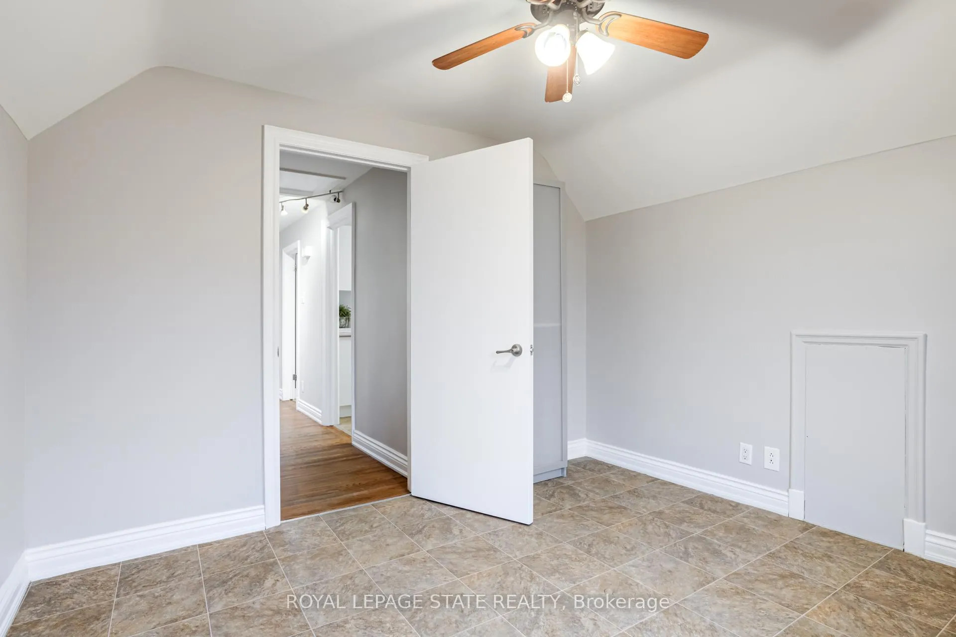 Photo 20 of 15 Empress Avenue, Hamilton, Centremount — HOMEH