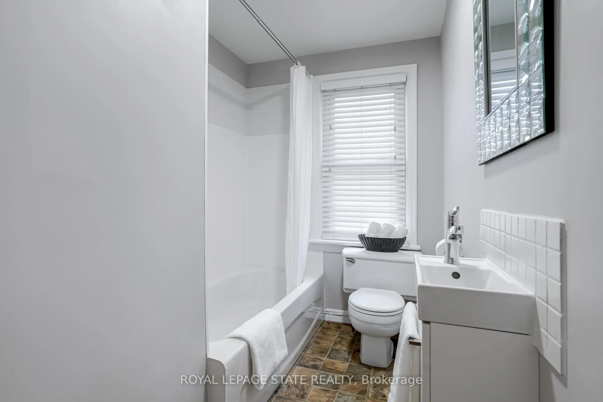 Photo 25 of 15 Empress Avenue, Hamilton, Centremount — HOMEH