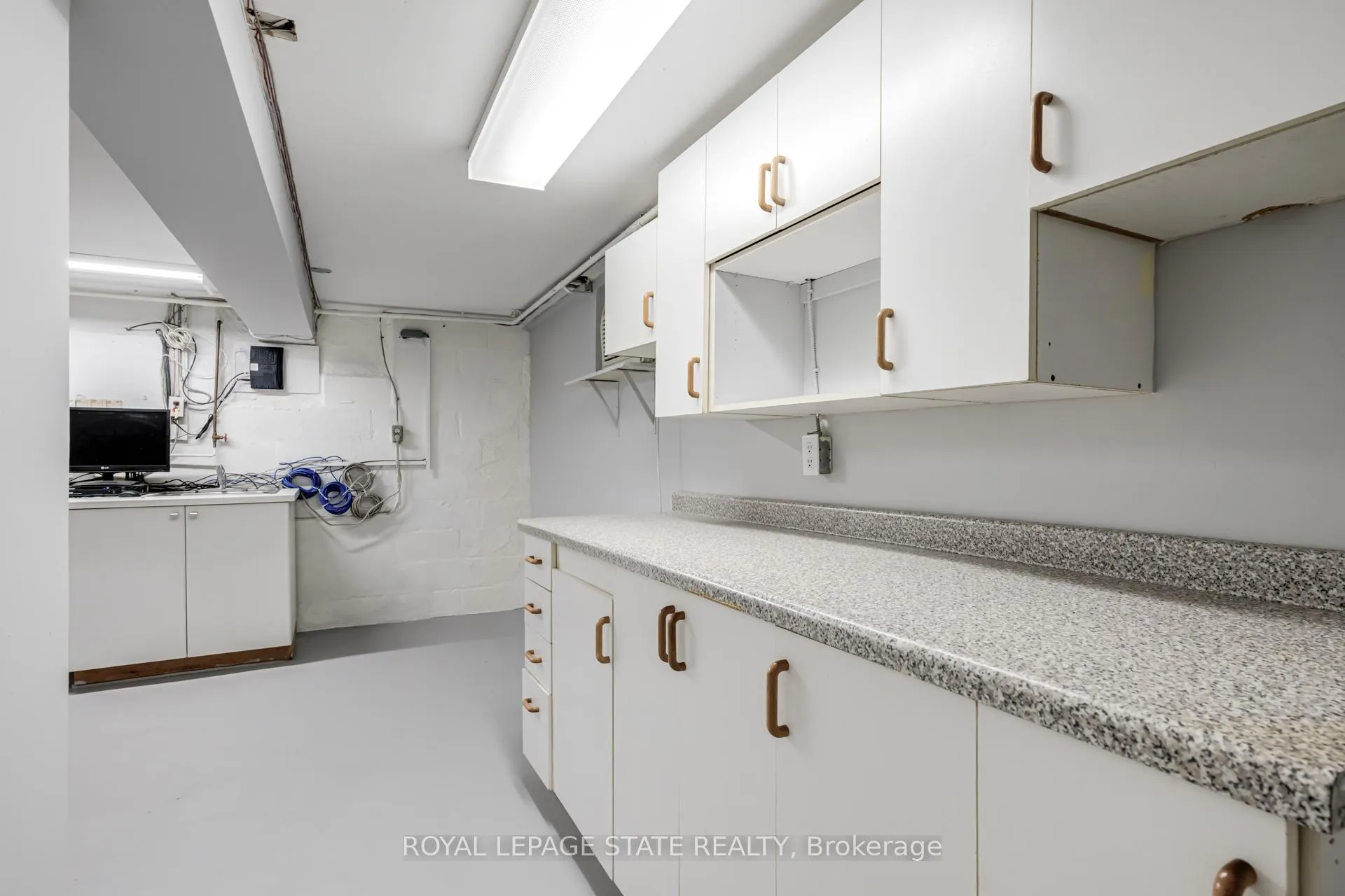 Photo 33 of 15 Empress Avenue, Hamilton, Centremount — HOMEH
