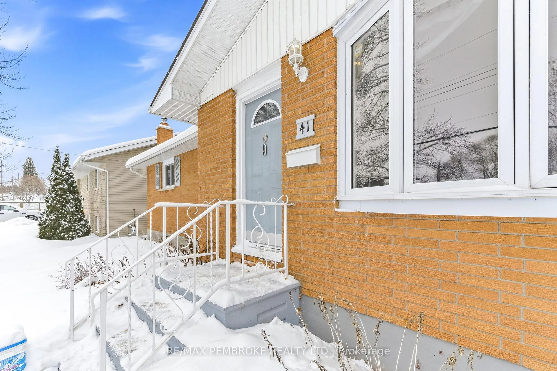 Photo 2 of 41 Selkirk Street, Petawawa — HOMEH