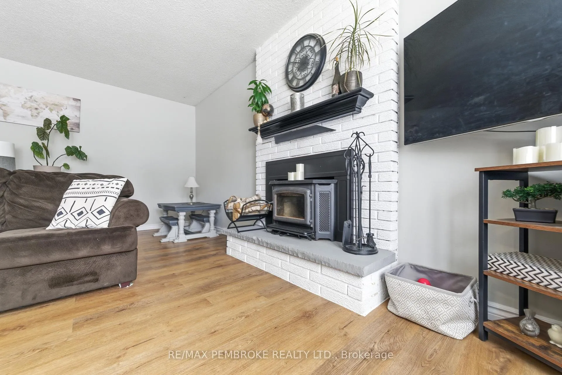 Photo 9 of 41 Selkirk Street, Petawawa — HOMEH