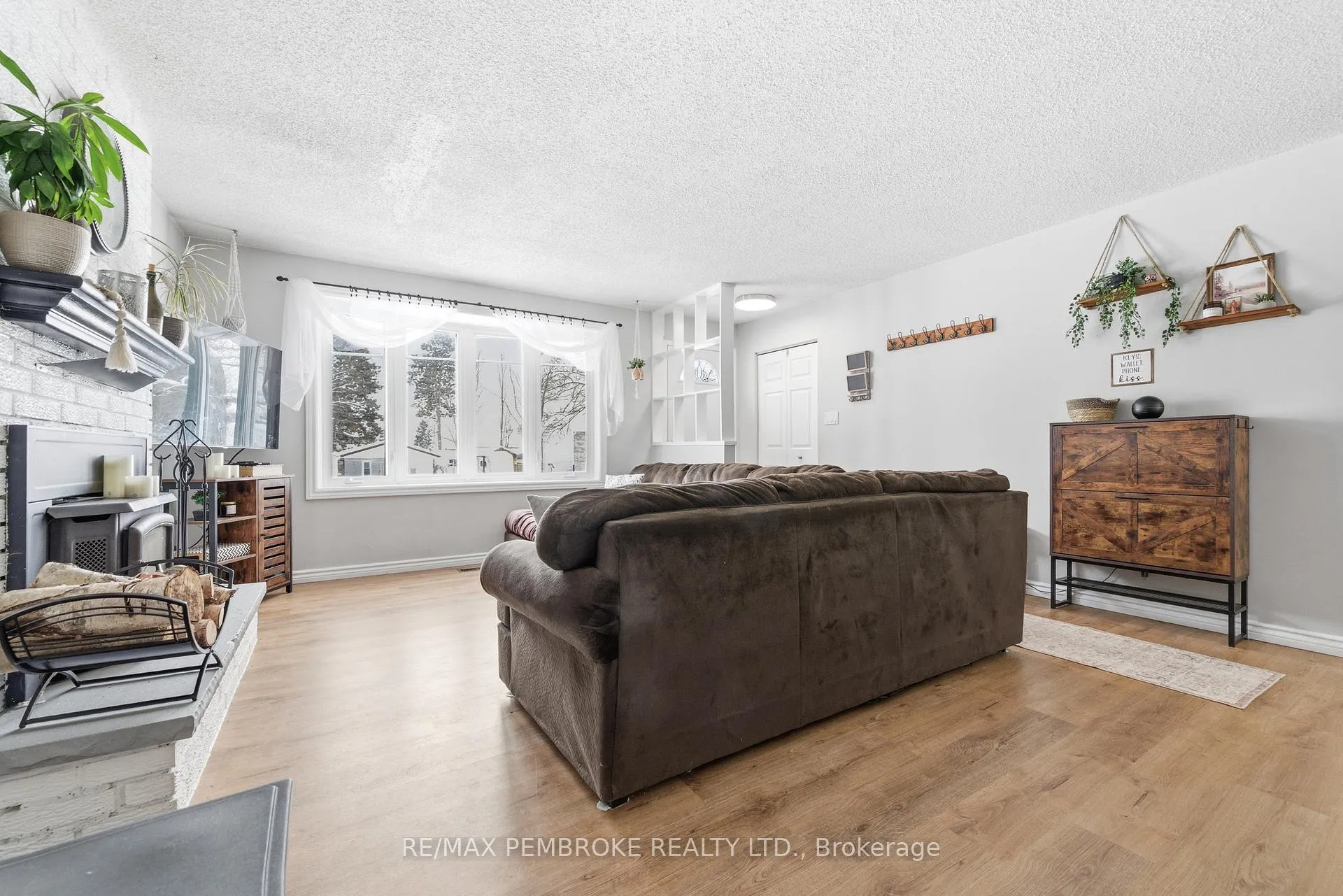 Photo 10 of 41 Selkirk Street, Petawawa — HOMEH