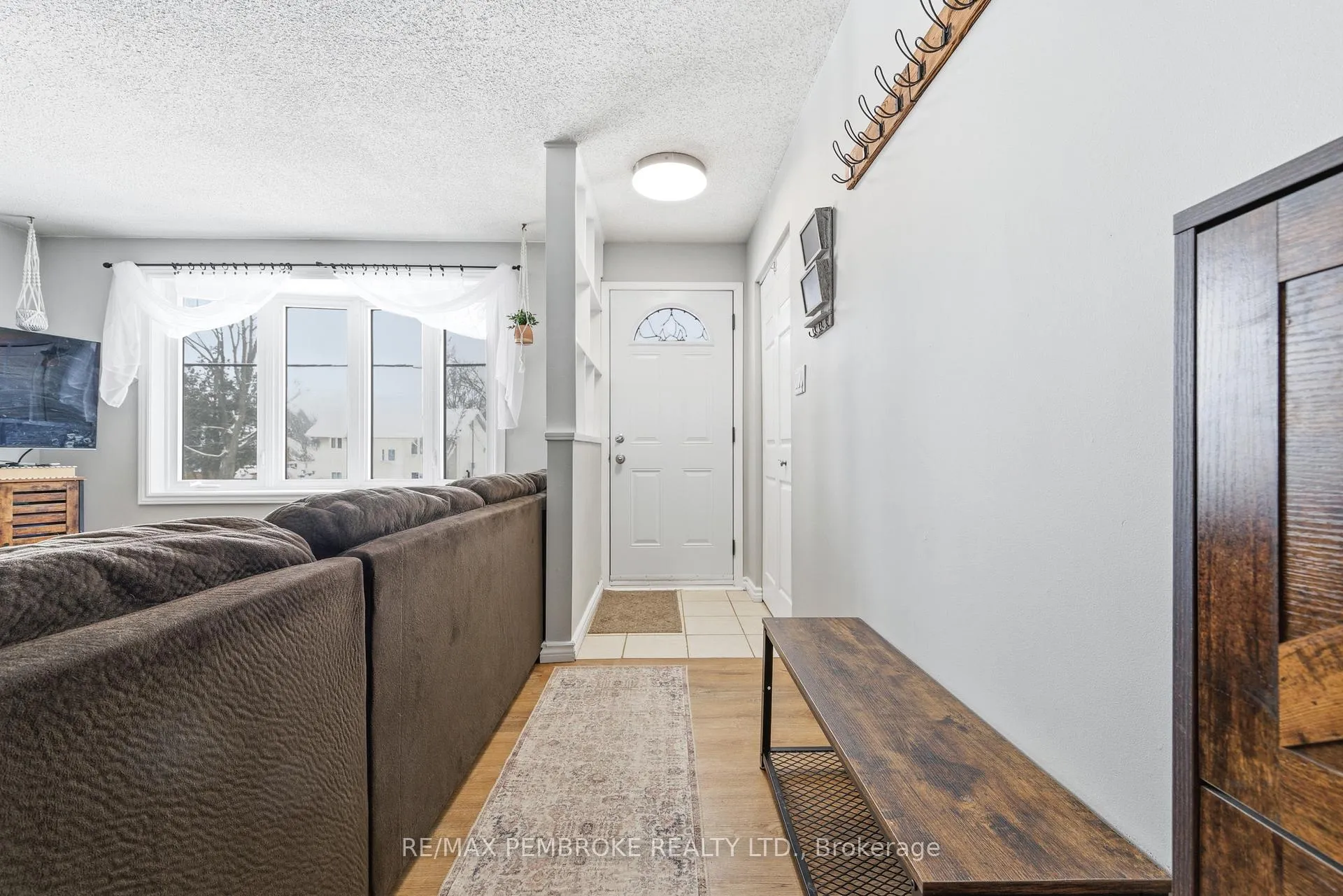 Photo 11 of 41 Selkirk Street, Petawawa — HOMEH