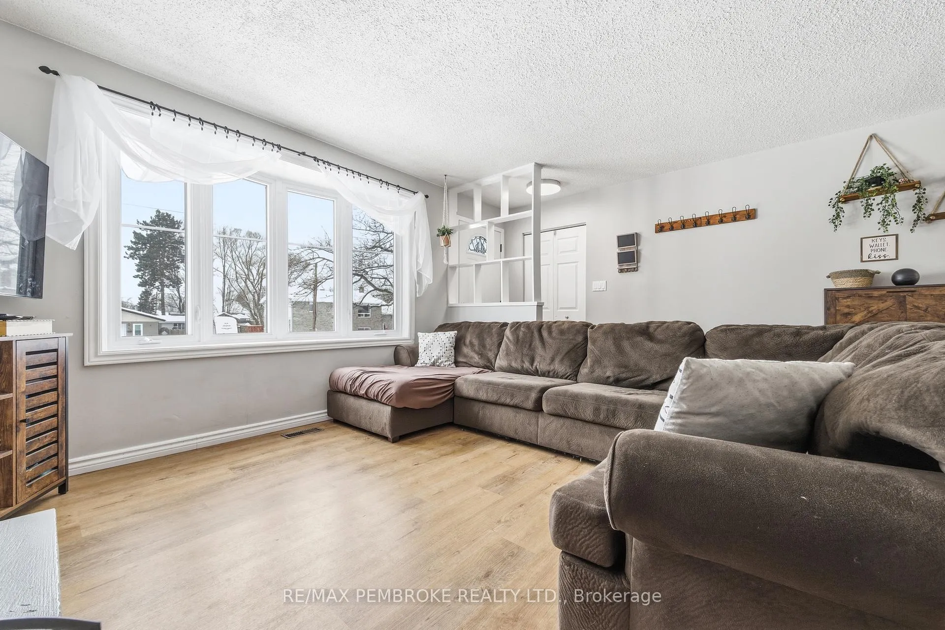 Photo 12 of 41 Selkirk Street, Petawawa — HOMEH