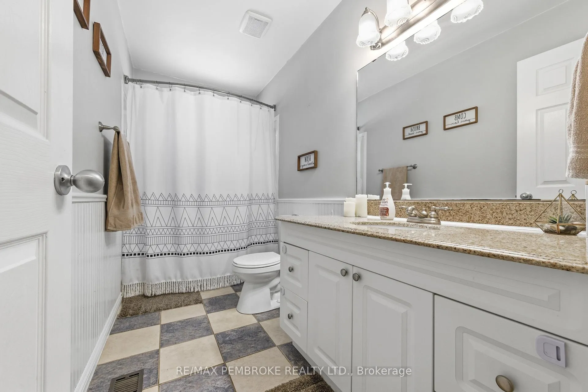 Photo 15 of 41 Selkirk Street, Petawawa — HOMEH