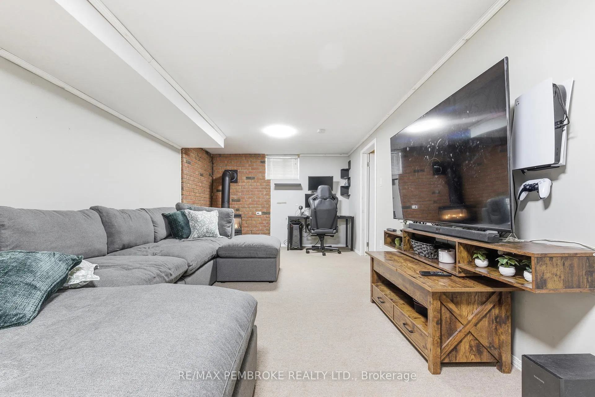 Photo 21 of 41 Selkirk Street, Petawawa — HOMEH