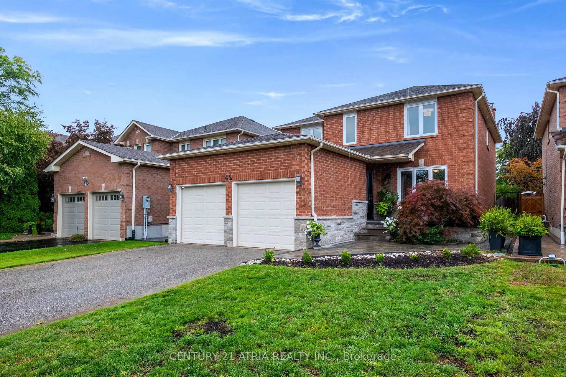 Photo 2 of 42 Fifefield Drive, Vaughan, Maple — HOMEH