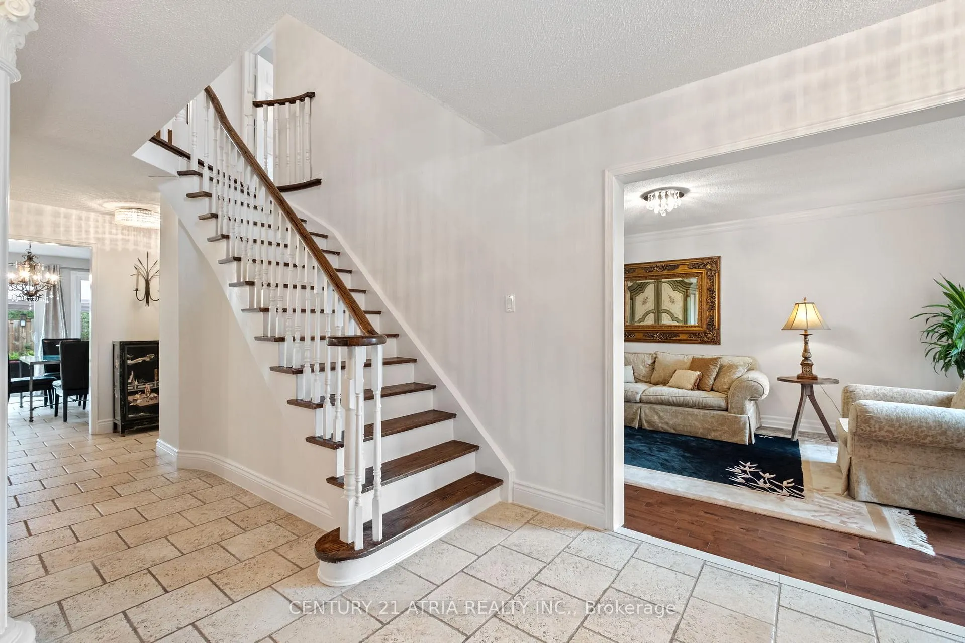 Photo 5 of 42 Fifefield Drive, Vaughan, Maple — HOMEH