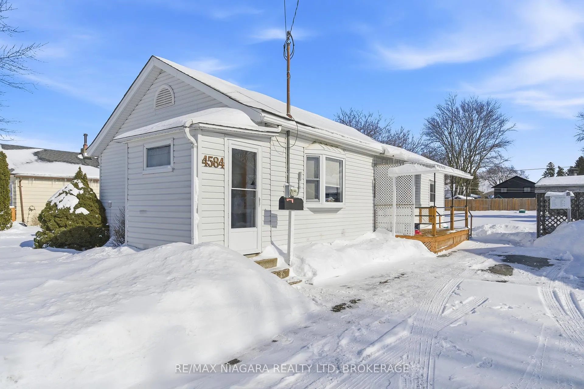 Photo 1 of 4584 Baldwin Avenue, Niagara Falls, Ascot — HOMEH