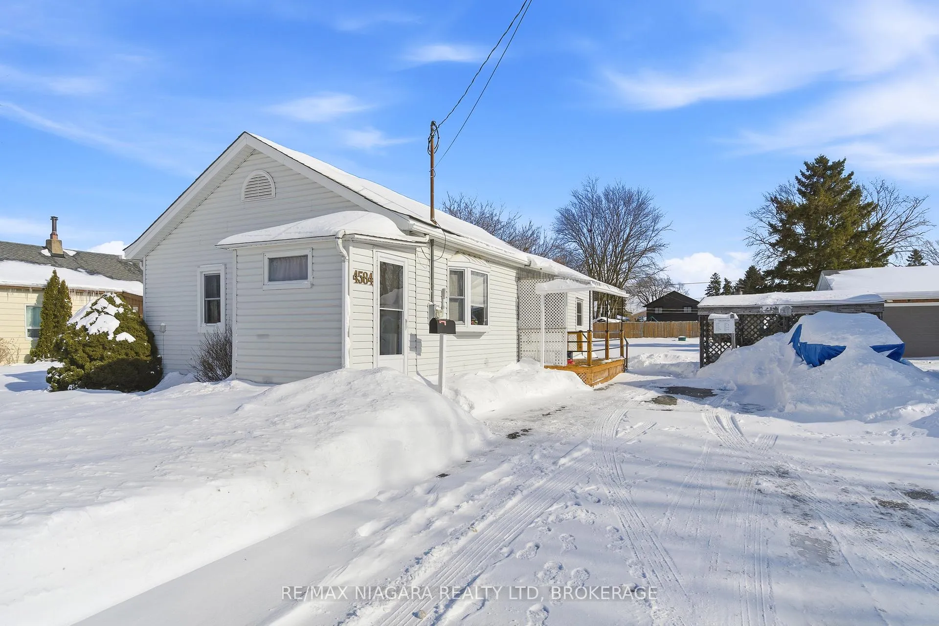 Photo 2 of 4584 Baldwin Avenue, Niagara Falls, Ascot — HOMEH