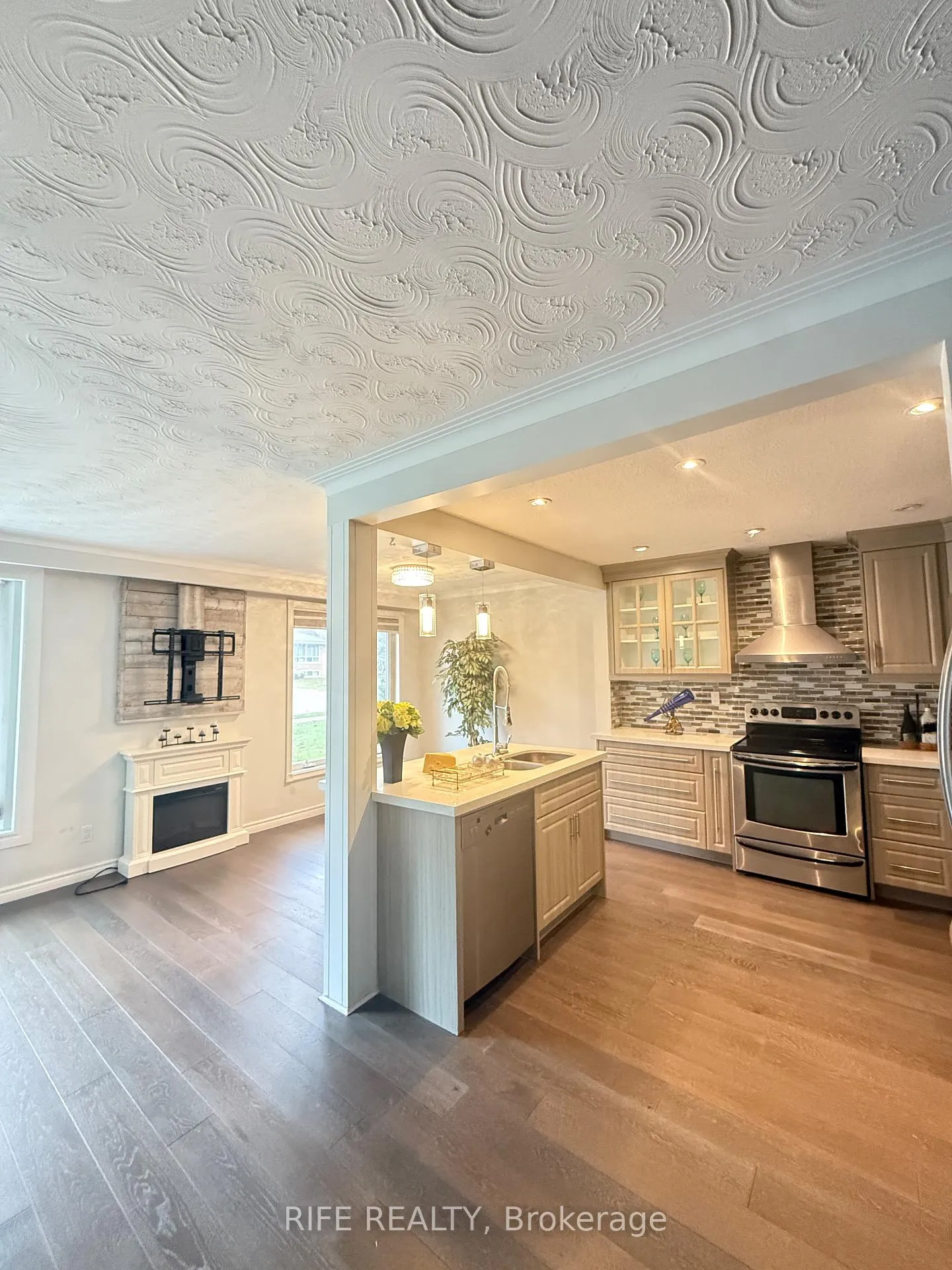 Photo 2 of 38 Aurora Heights Drive, Aurora, Aurora Heights — HOMEH
