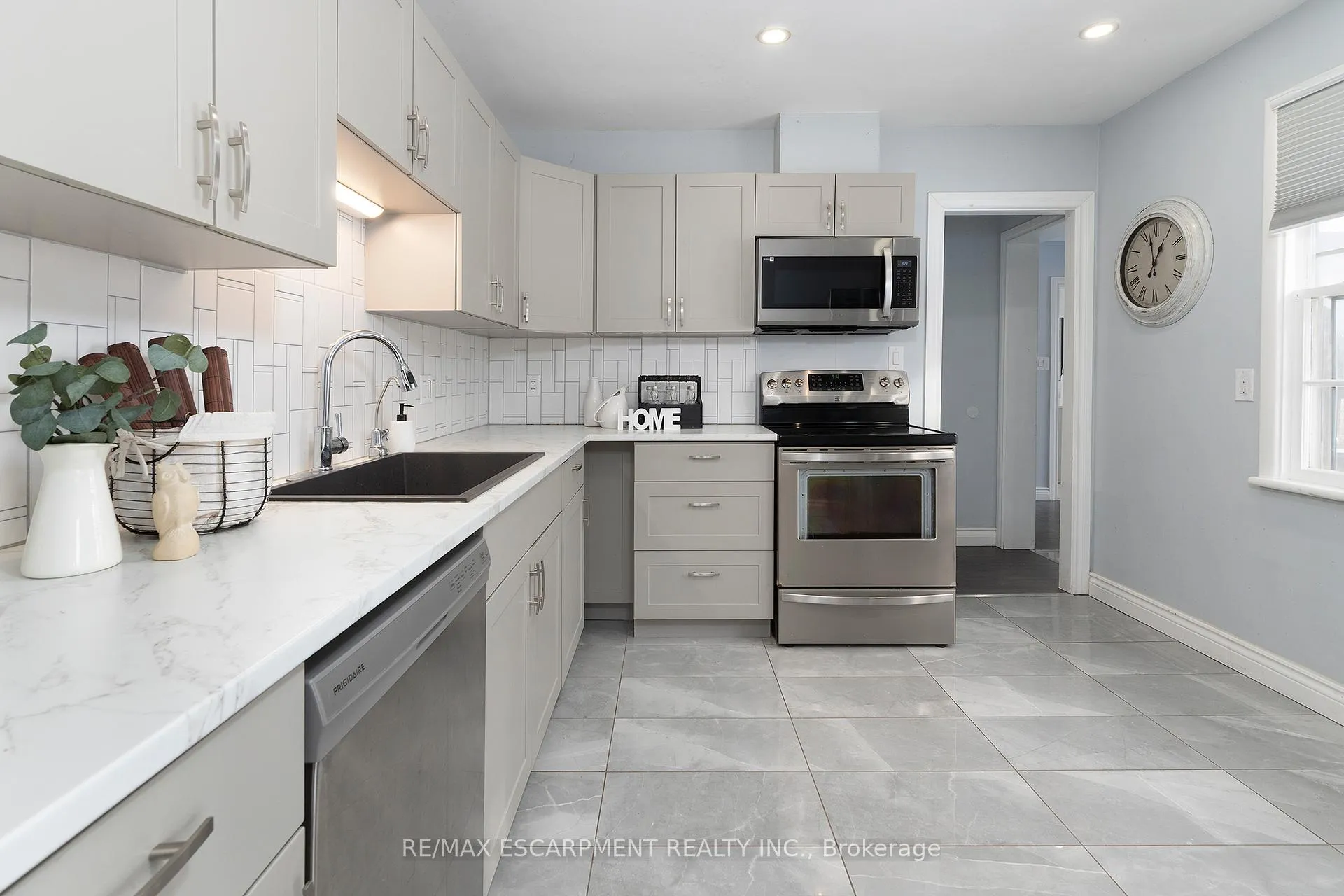 Photo 7 of 2448 Wilson Street W, Hamilton, Rural Ancaster — HOMEH