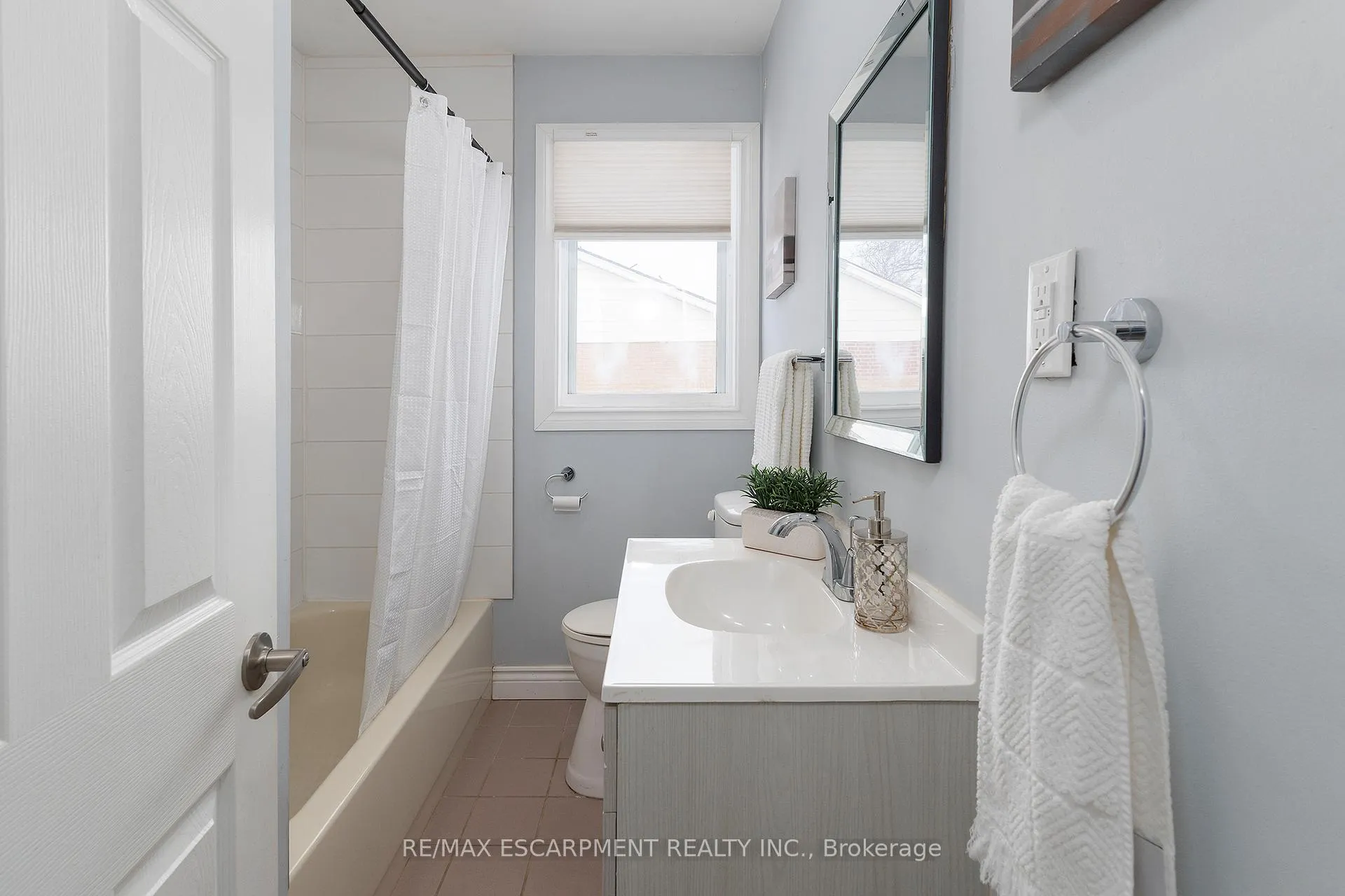 Photo 12 of 2448 Wilson Street W, Hamilton, Rural Ancaster — HOMEH