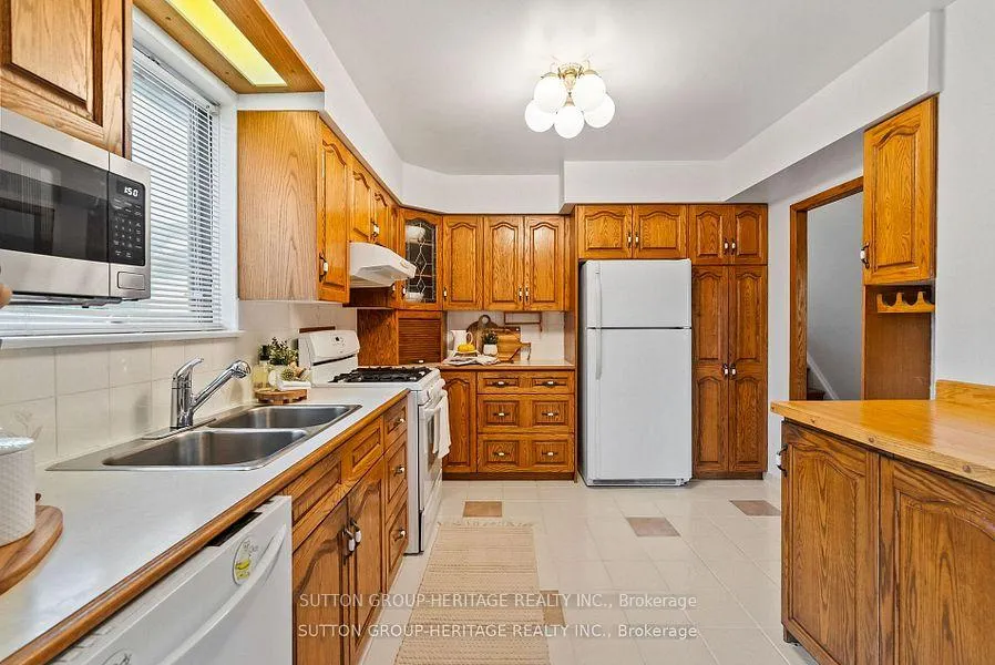 Photo 8 of 998 Cardinal Court, Oshawa, Eastdale — HOMEH