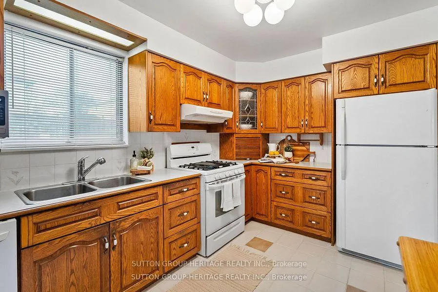 Photo 9 of 998 Cardinal Court, Oshawa, Eastdale — HOMEH