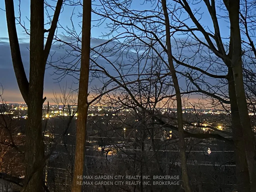 Photo 4 of 37 Bradley Street, St. Catharines, Burleigh Hill — HOMEH