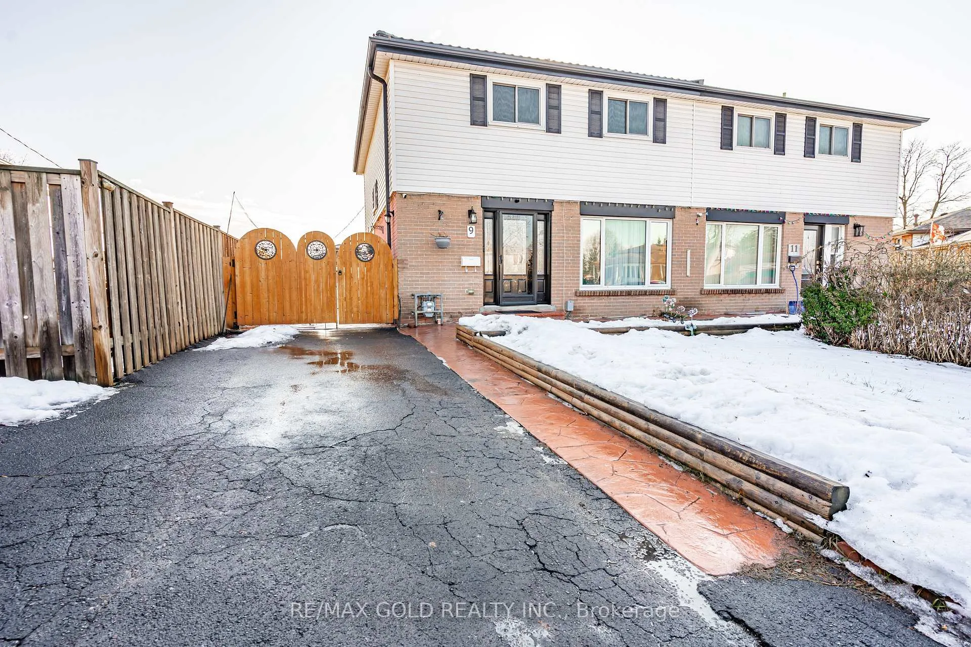 Photo 2 of 9 Dalton Place, Brampton, Southgate — HOMEH
