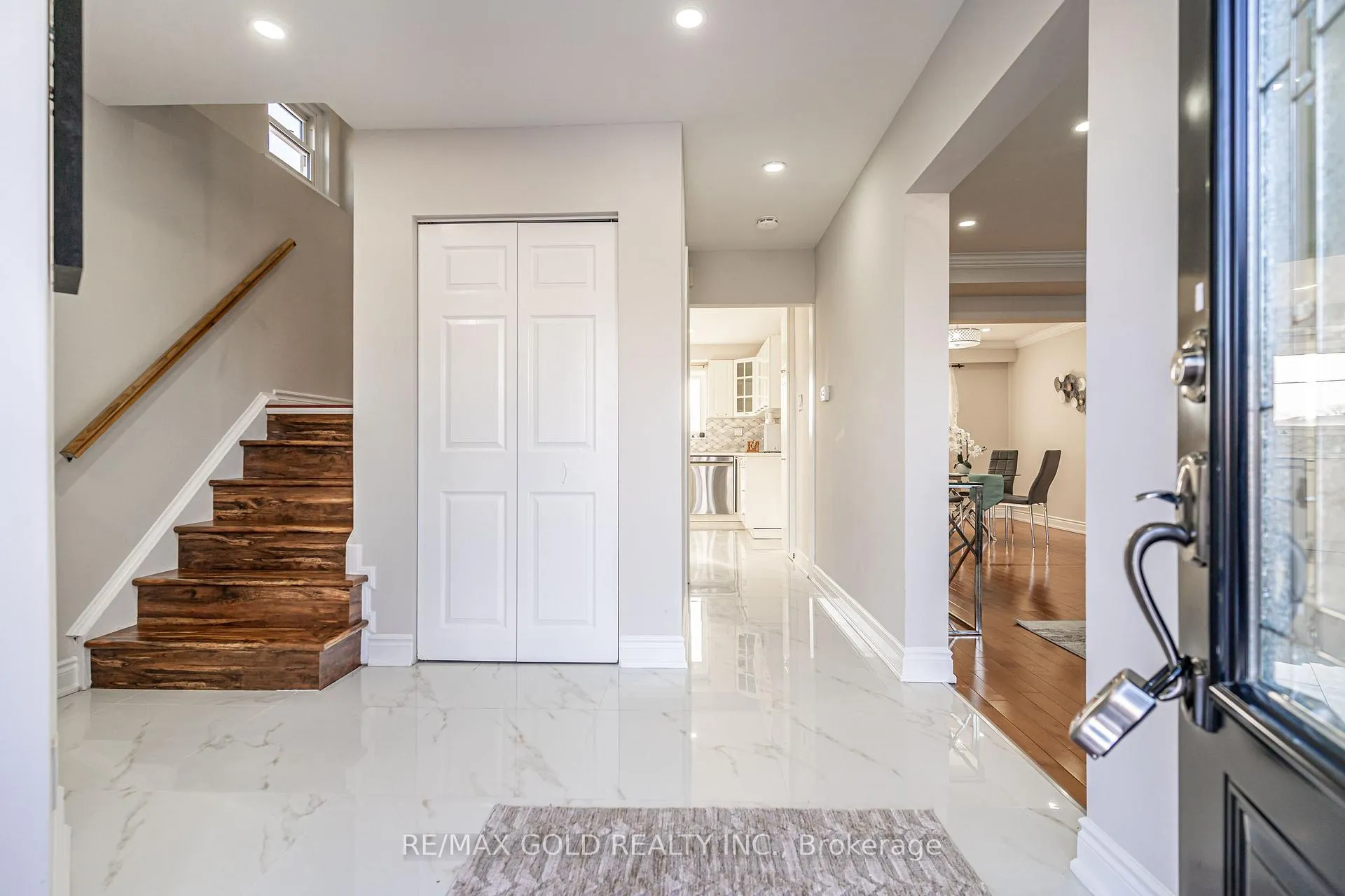 Photo 4 of 9 Dalton Place, Brampton, Southgate — HOMEH