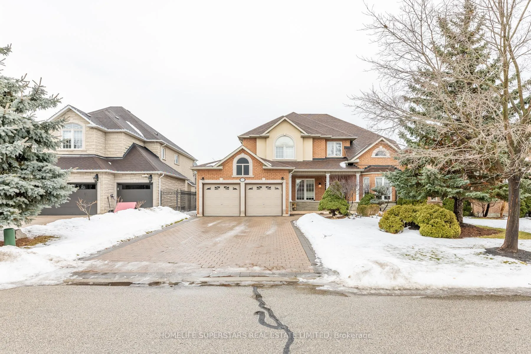 Front of 156 Novaview Crescent
