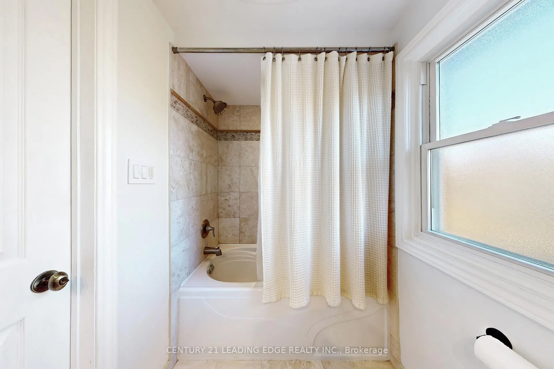 Photo 17 of 49 Madsen Crescent, Markham, Markville — HOMEH
